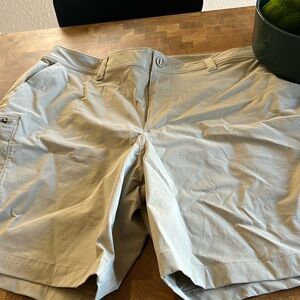 Under Armour men’s UA Tech Vent sorts size 42